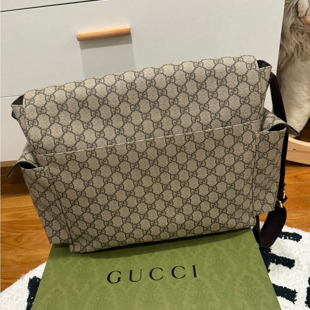 Gucci Cream and Brown Messenger Bag with Iconic Design - Picture 2 of 3